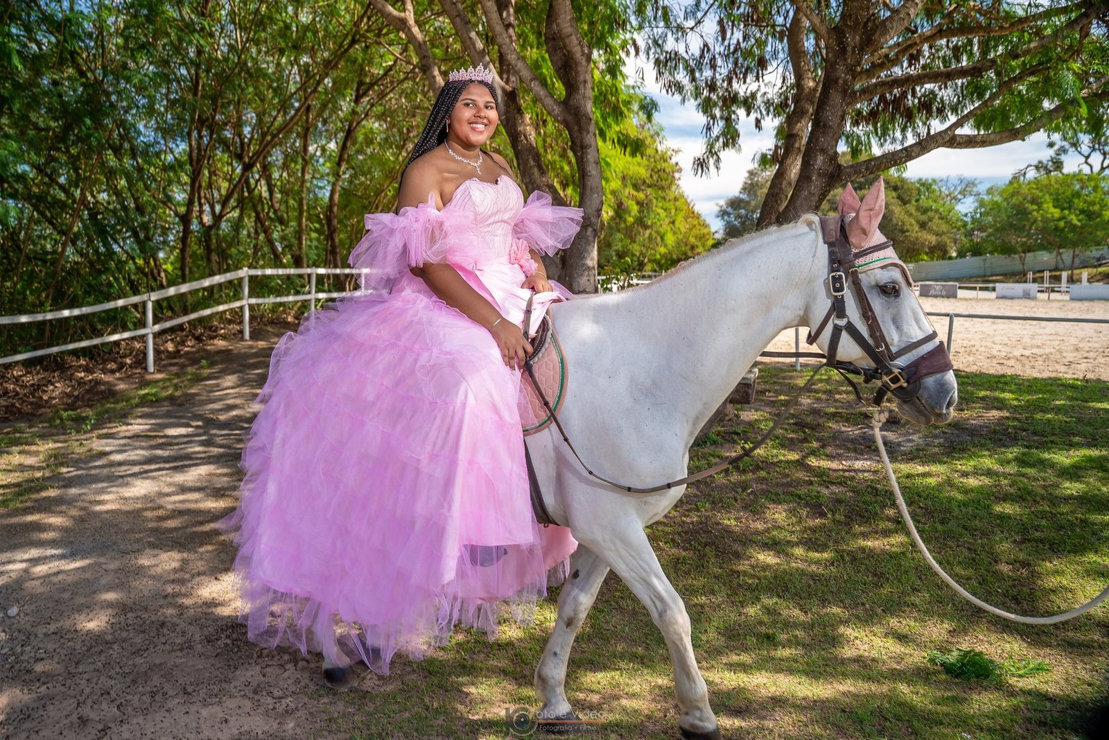 Ester Zion com vestido rosa montada em um cavalo branco